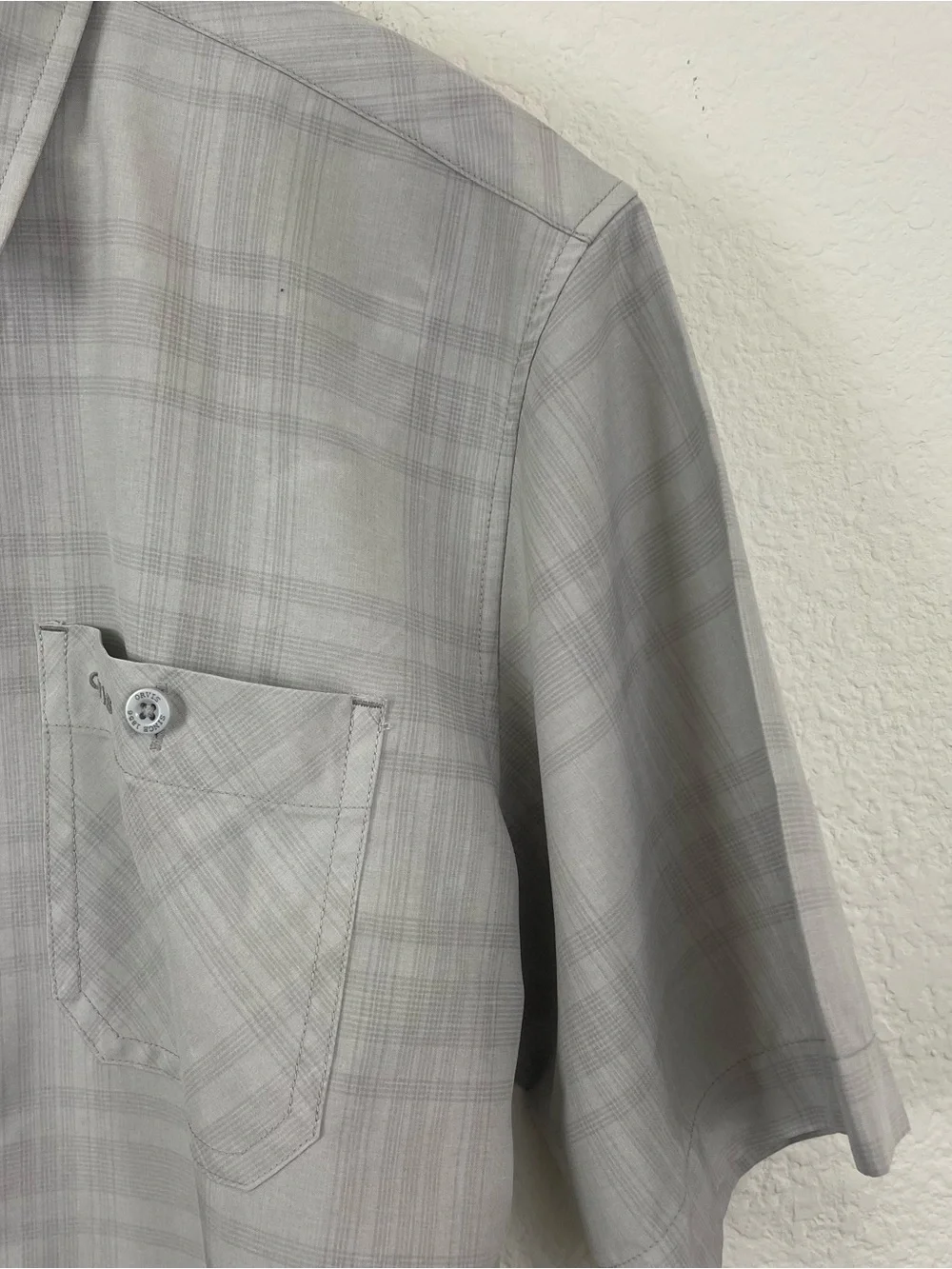 Orvis Men's L Gray Plaid Short Sleeve Polyester Button-Up Shirt‎